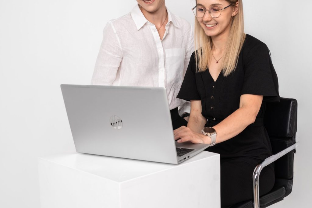 Werka i Michalina laptop 1 scaled