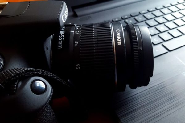Zdjęcia na Twoją stronę internetową – skąd pobierać i na co uważać